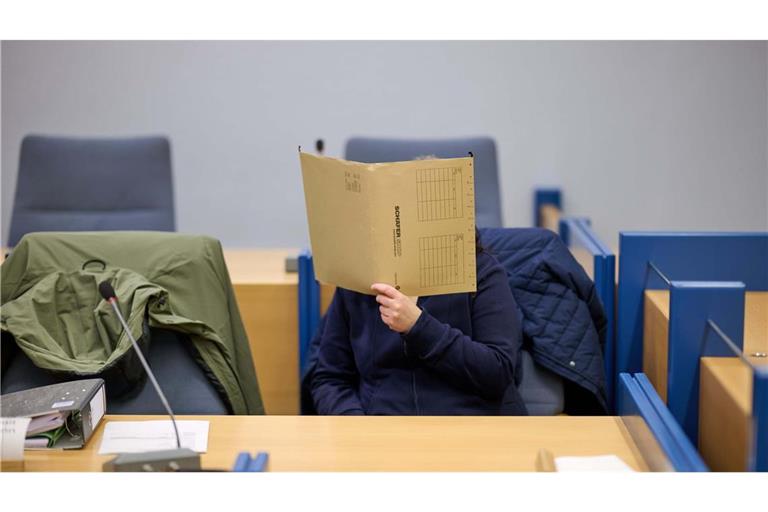 Die angeklagte Mutter beim Prozess.