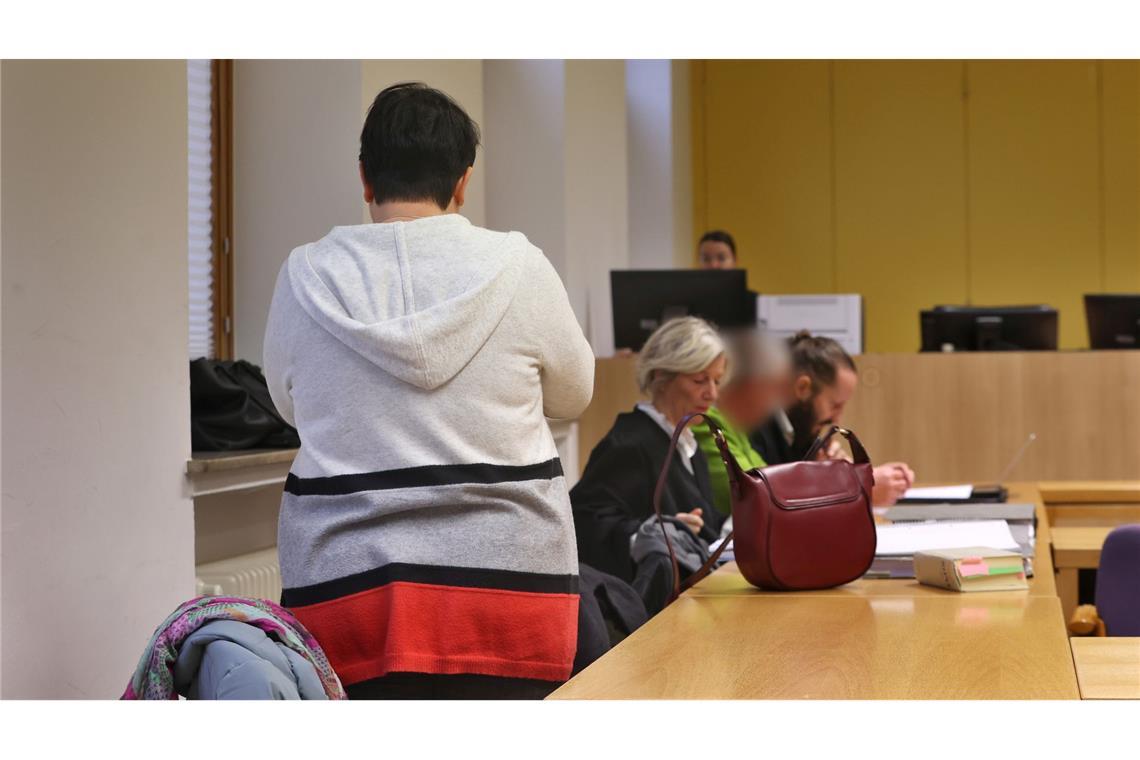 Abgemagertes Mädchen stirbt - Eltern äußern Schuldgefühle Die Angeklagte Mutter im Gerichtssaal des Landgerichts Schweinfurt: "Ich bin sehr traurig und fühle mich Pauline gegenüber sehr schuldig."