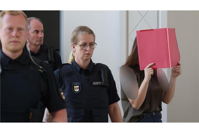 Die Angeklagte schweigt bislang zu den Vorwürfen.