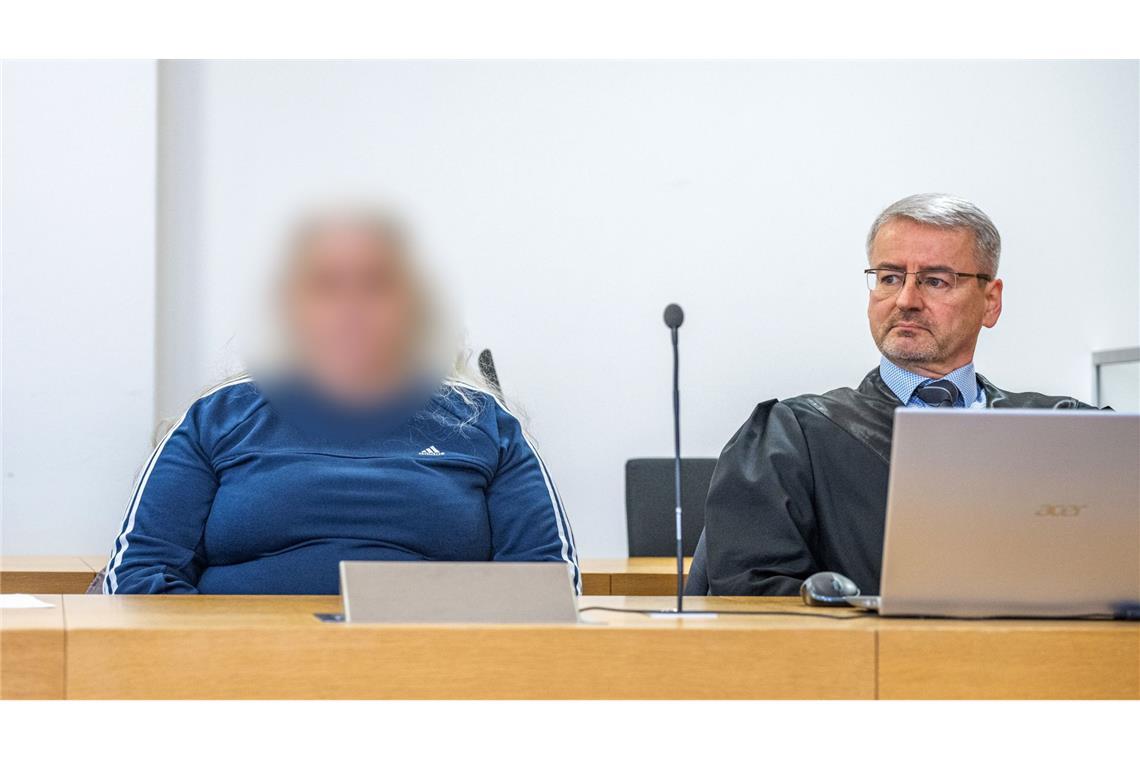 Die Angeklagte sitzt im Saal des Landgerichts Deggendorf neben ihrem Verteidiger Stefan Rothneichner.
