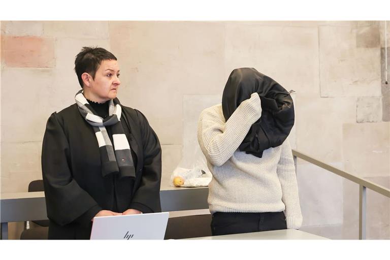 Die Angeklagte soll einen 15-Jährigen getötet haben.