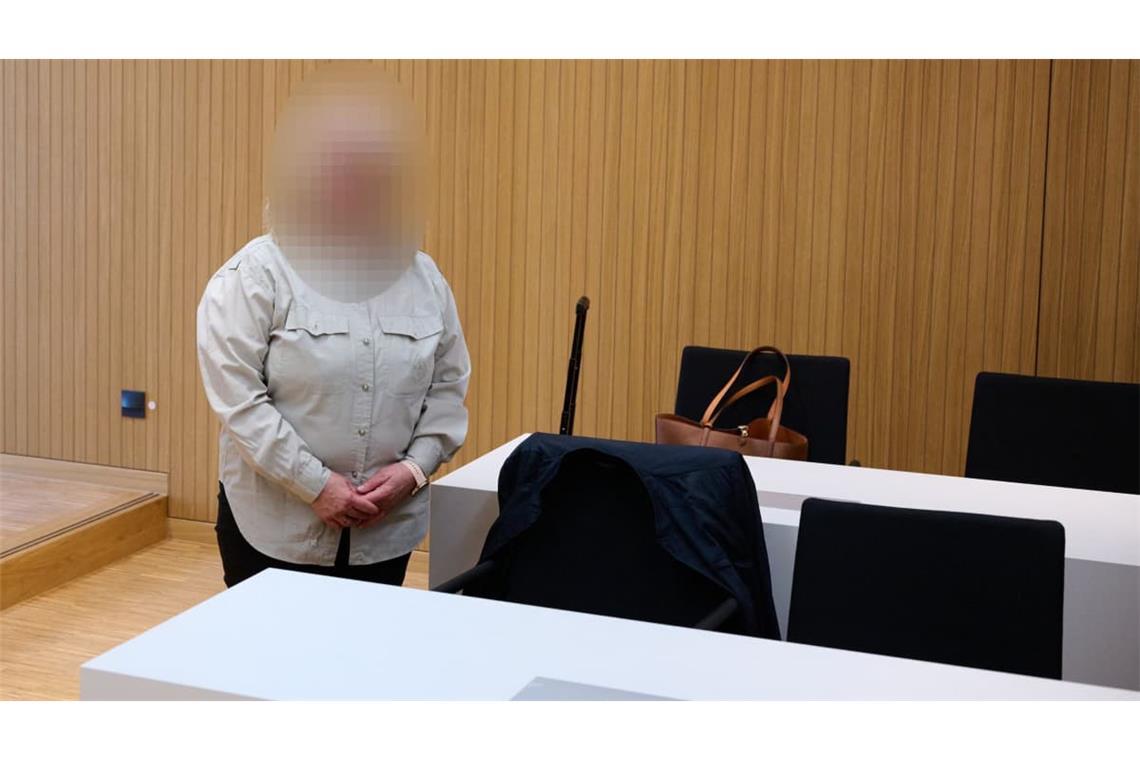 Die Angeklagte steht vor Prozessbeginn im Strafjustizzentrum im Gerichtssaal. Wegen des Vorwurfs körperlicher wie seelischer Misshandlung von Krippenkindern muss sich eine Erzieherin vor dem Amtsgericht München verantworten.