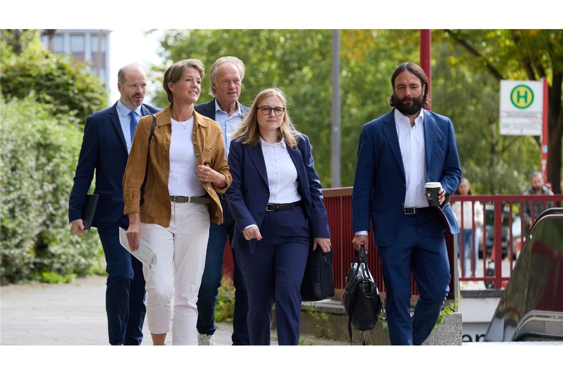Block-Prozess: Anwalt des Vaters spricht von "Schmutzwäsche" Die Angeklagten Block und Delling verlassen mit ihren Anwälten das Gericht.