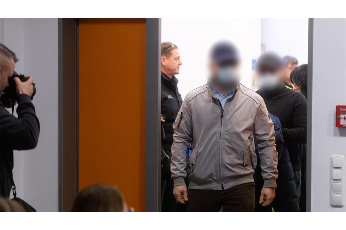 Die Angeklagten kommen zu Beginn des Revisionsverfahren im Fretterode-Prozess in den Gerichtssaal am Landgericht.