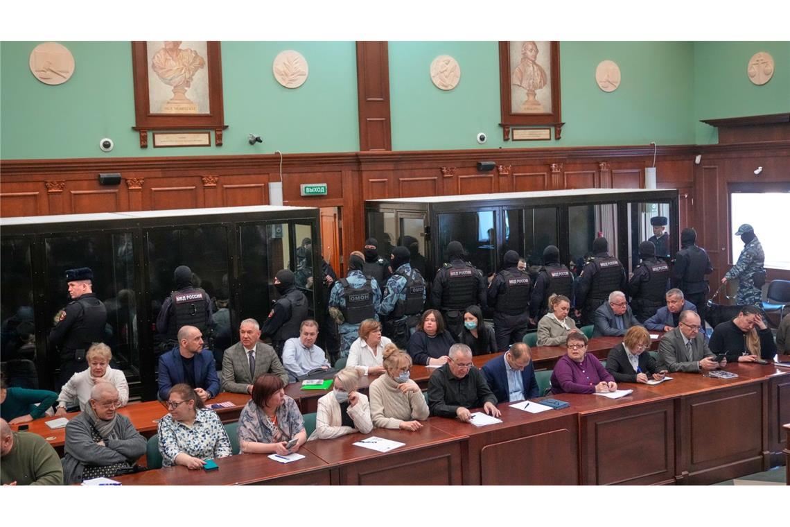 Die angeklagten Terroristen saßen während des Prozesses schwer bewacht in Glaskäfigen.