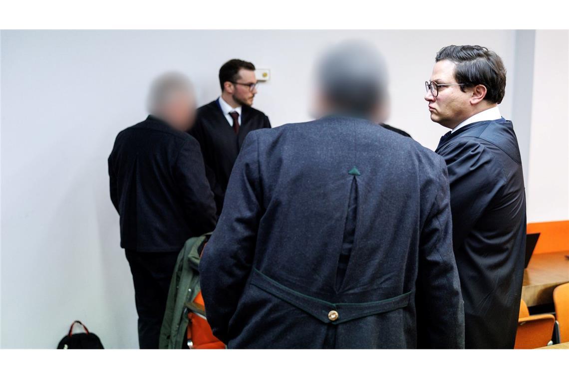 Die Angeklagten und ihre Anwälte vor dem Urteil.