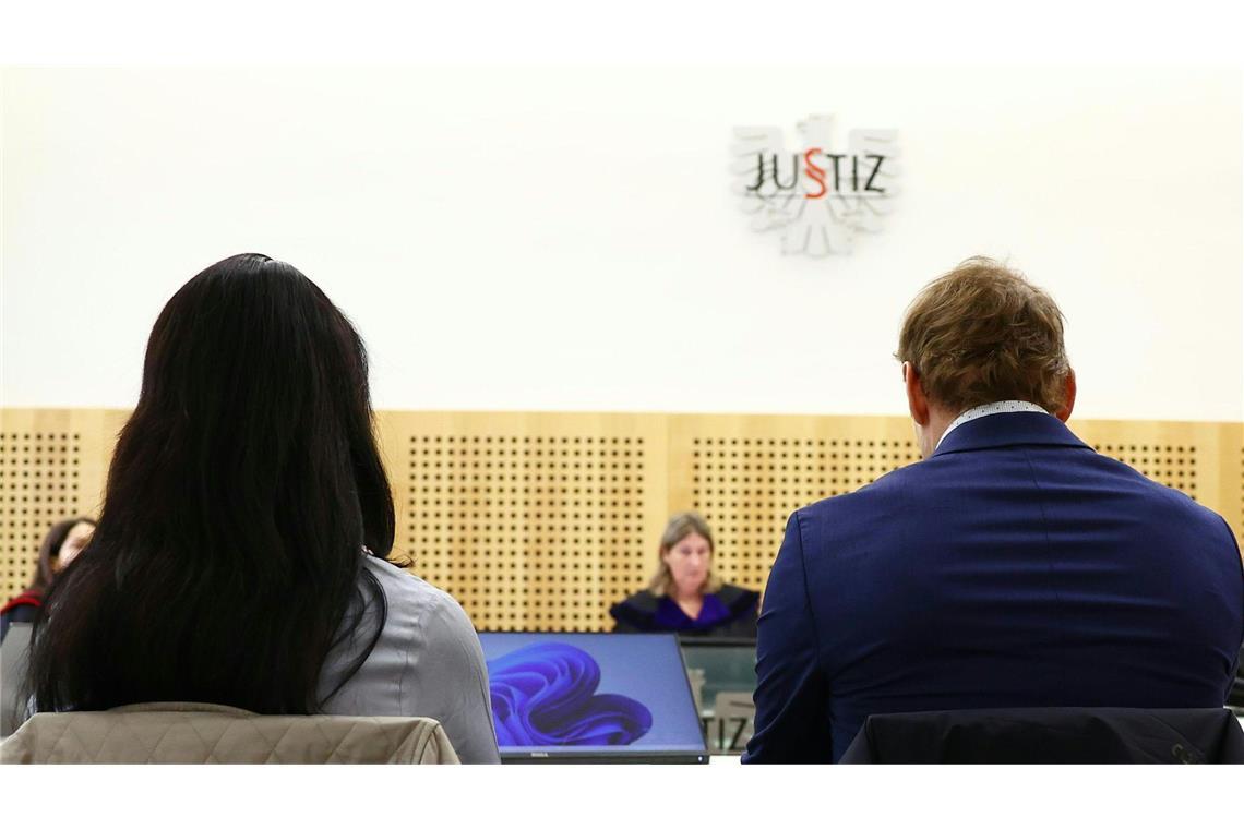 Zwölfjährige als „Hilfschirurgin“? Prozess um Schädel-OP Die Angeklagten vor Beginn des Prozesses gegen zwei Chirurgen wegen Körperverletzung im Operationssaal am Landesgericht in Graz.