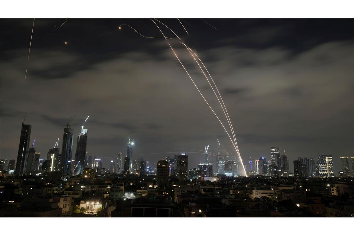 Israels Armee: Weiterer Raketenbeschuss aus Iran Die Angriffe des Irans auf Israel gehen weter.