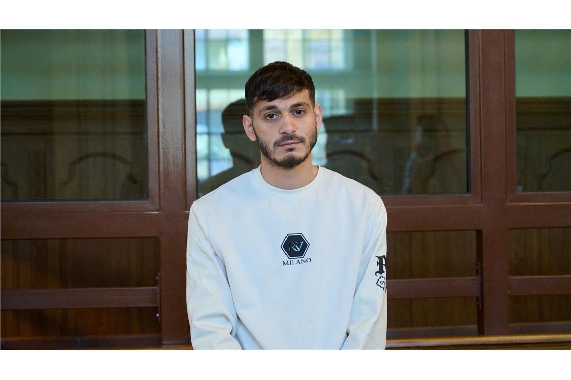 Influencer schießt Rakete in Wohnung - Bewährungsstrafe Die Anklage hatte dem Mann versuchte schwere Brandstiftung, versuchte gefährliche Körperverletzung und Sachbeschädigung vorgeworfen.