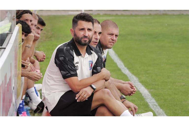 Die Anspannung vor dem Spiel am Sonntag gegen den TSV Berg ist auch Calcio-Coach Aden Demir (vorne) anzumerken. Er hofft, dsass nun endlich der Siegknoten platzt.