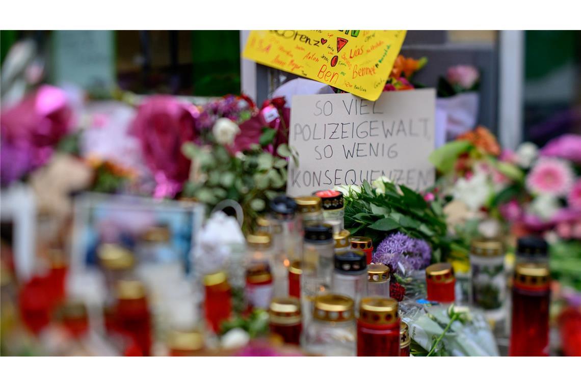 Tödliche Polizeischüsse: Tausende bei Kundgebung Die Anteilnahme nach den tödlichen Schüssen aus einer Polizeiwaffe auf den 21 Jahre alten Lorenz in Oldenburg ist groß.
