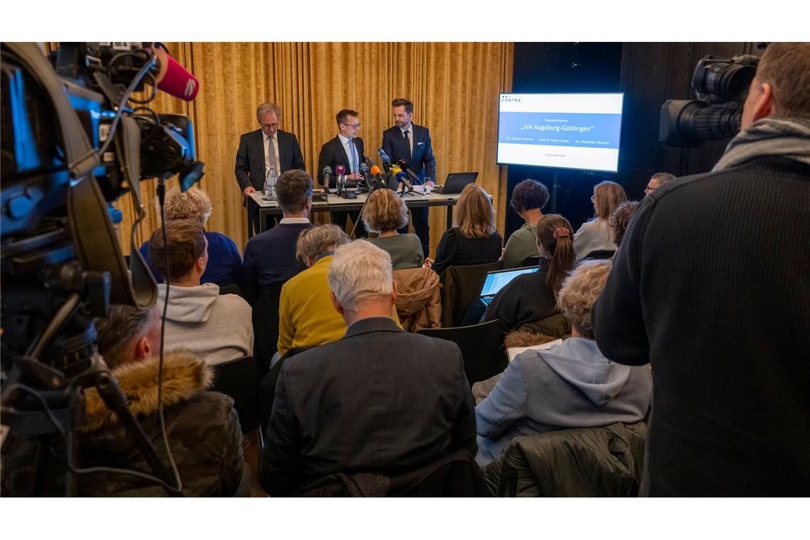 JVA-Probleme: Anwälte werfen Politik Untätigkeit vor Die Anwälte der suspendierten stellvertretenden Leiterin der JVA äußerten sich jetzt auf einer Pressekonferenz.