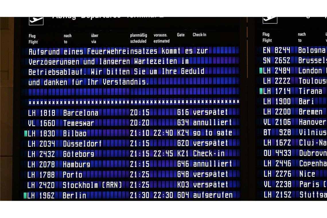 Die Anzeigetafeln des Flughafens informierten die Reisenden über verspätete und annullierte Flüge.