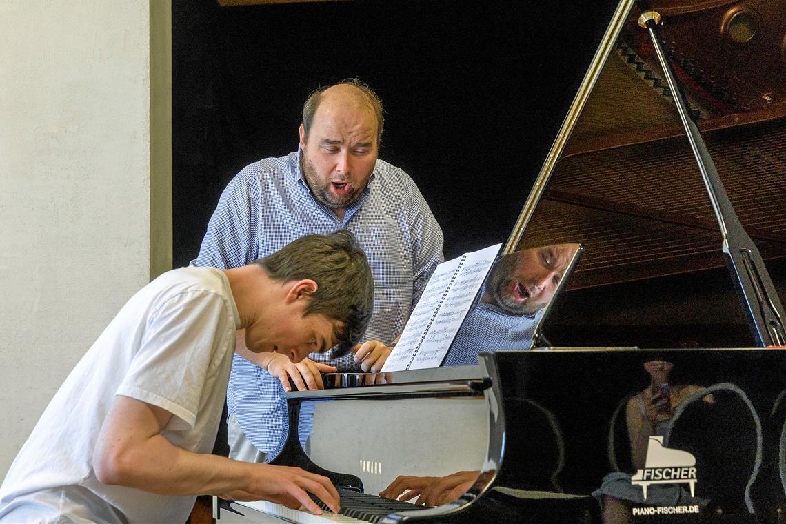Wenn sich Noten in Musik verwandeln Die Arbeit am Klavier: Während der Akademieleiter einen Part des Stücks singt, ist der junge Neuseeländer dabei, die Anregungen umzusetzen.