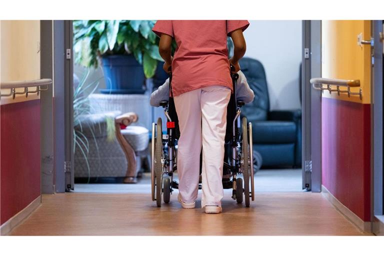 Die Arbeit in der Pflege soll auch mit höheren Löhnen attraktiver werden. (Archivbild)