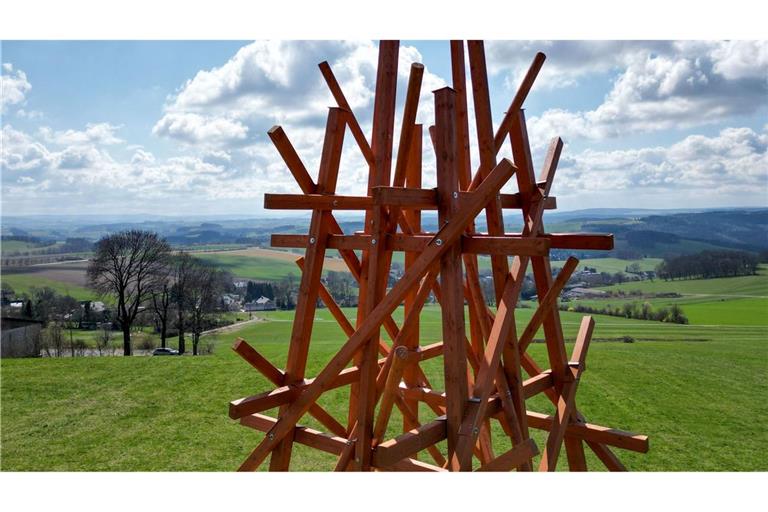 Die Arbeit "Zwei in ein ander Gewobene" des Konzeptkünstlers Olaf Holzapfel steht auf einer Höhe in Amtsberg. (Aufnahme mit Drohne)