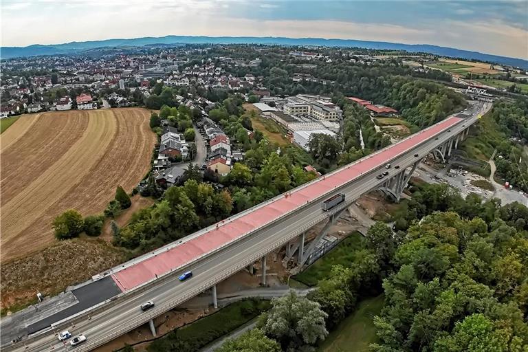 Die Arbeiten am neuen Backnanger Murrtalviadukt biegen auf die Zielgerade ein. Foto: Ulrich Maier
