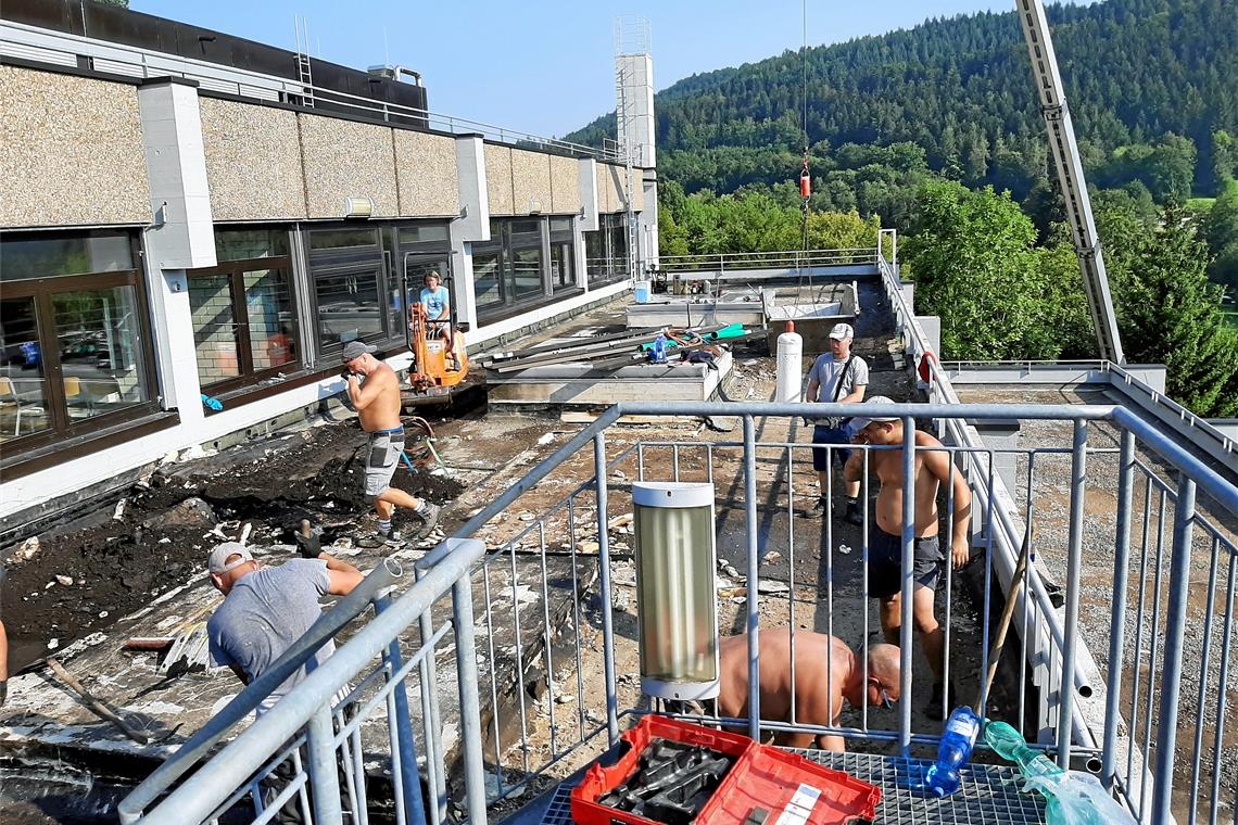 Sanierung als Langstreckenlauf Die Arbeiten an den Flachdächern am Heinrich-von-Zügel-Gymnasium im vergangenen August mussten zügig vonstatten gehen, damit im Falle von Niederschlägen keine Feuchtigkeit ins Gebäude eindringt. Ein weiteres Dach steht dieses Jahr an. Foto: Stadtverwaltung Murrhardt