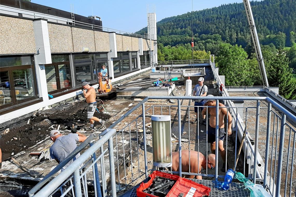 Die Arbeiten an den Flachdächern am Heinrich-von-Zügel-Gymnasium im vergangenen August mussten zügig vonstatten gehen, damit im Falle von Niederschlägen keine Feuchtigkeit ins Gebäude eindringt. Ein weiteres Dach steht dieses Jahr an. Foto: Stadtverwaltung Murrhardt