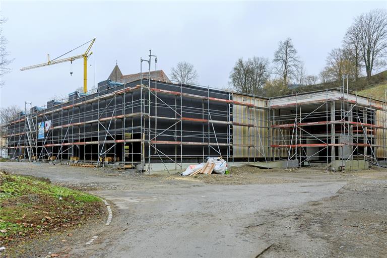 Die Arbeiten an der Sporthalle sind im Gange – obwohl die Fenster noch immer fehlen. Foto: Stefan Bossow