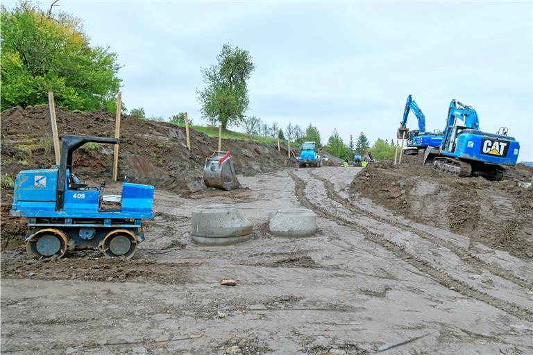Die Arbeiten zur Erschließung des Neubaugebiets Siegelsberg-Ost laufen. Für das Projekt muss die Stadt im kommenden Jahr Geld in die Hand nehmen, aber sie rechnet auch mit den künftigen Bauplatzverkäufen, um weitere Projekte stemmen zu können. Foto: Stefan Bossow