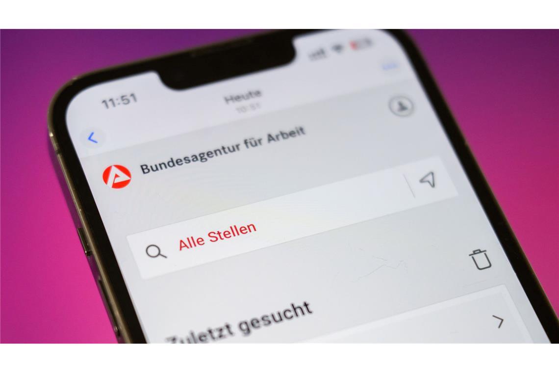 Die Arbeitslosigkeit in Deutschland ist im Februar leicht gesunken, die Zahl der Arbeitslosen bleibt aber oberhalb der Grenze von drei Millionen.