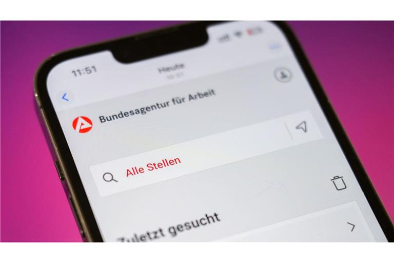 Die Arbeitslosigkeit in Deutschland ist im Februar leicht gesunken, die Zahl der Arbeitslosen bleibt aber oberhalb der Grenze von drei Millionen.