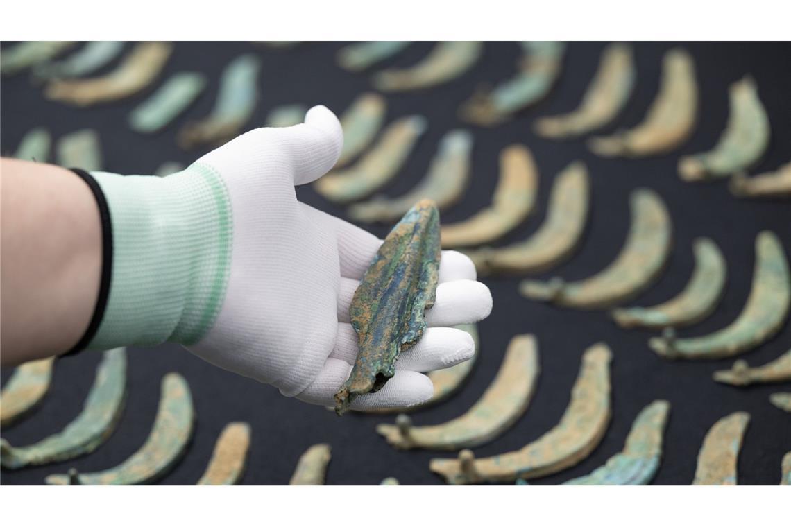 Bronzeschatz erblickt nach 3000 Jahren wieder ans Tageslicht Die Archäologen gehen davon aus, dass die 310 Fundstücke – darunter 136 Sicheln und 50 Beile – zu rituellen Zwecken als Gabe für Götter in die Erde gebracht worden.