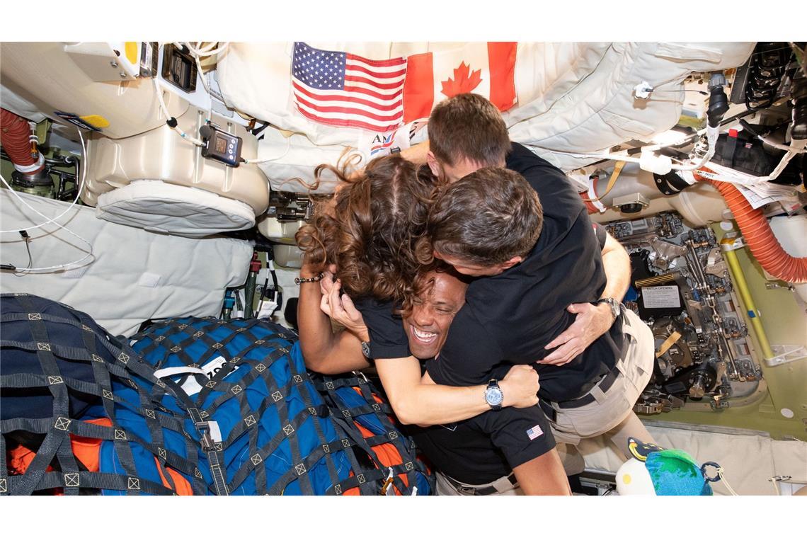 Die "Artemis 2"-Crew ist in einer Art großen Acht um den Mond herum geflogen.