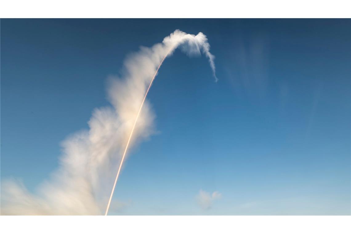 Die Artemis II-Mondrakete der NASA hebt von der Startrampe 39-B des Kennedy Space Center ab.