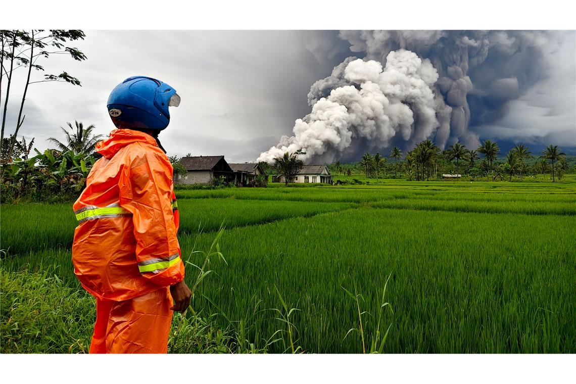 Die Aschesäule ist weithin zu sehen.