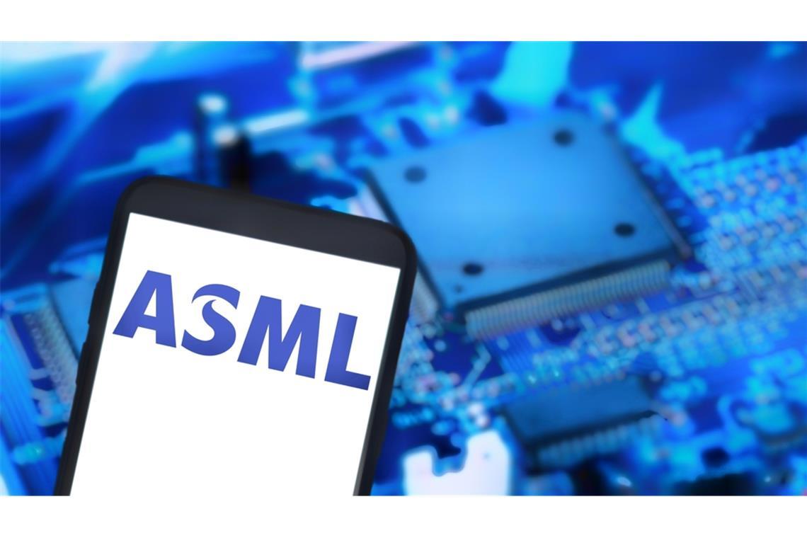 Die ASML-Aktie steigt am 15. Januar 2026 um 7 Prozent auf 1.160 Euro. Erfahren Sie, welche Faktoren hinter dem Kurssprung des niederländischen Chipausrüsters stecken.