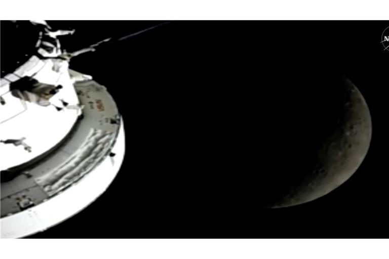 Die Astronauten sind dem Mond nahe gekommen.