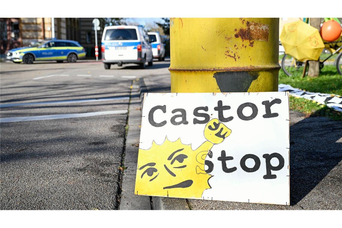Nach vier Jahren: Ein Castor-Zug kommt in Deutschland an Die Atomkraftgegner sind nicht alleine. Die Polizei ist auch schon in Philippsburg.
