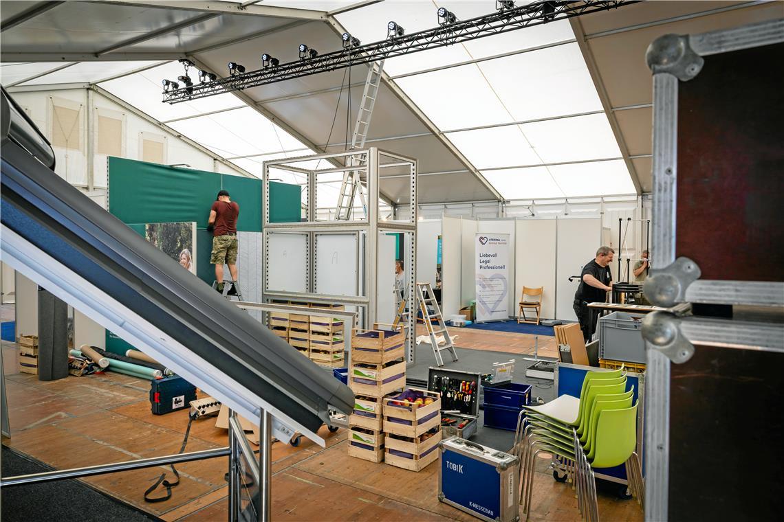 Miteinander für ein schönes Messeerlebnis in Backnang Die Aufbauarbeiten für die Leistungs- und Gewerbeschau in den Lerchenäckern laufen auf Hochtouren. Foto: Alexander Becher