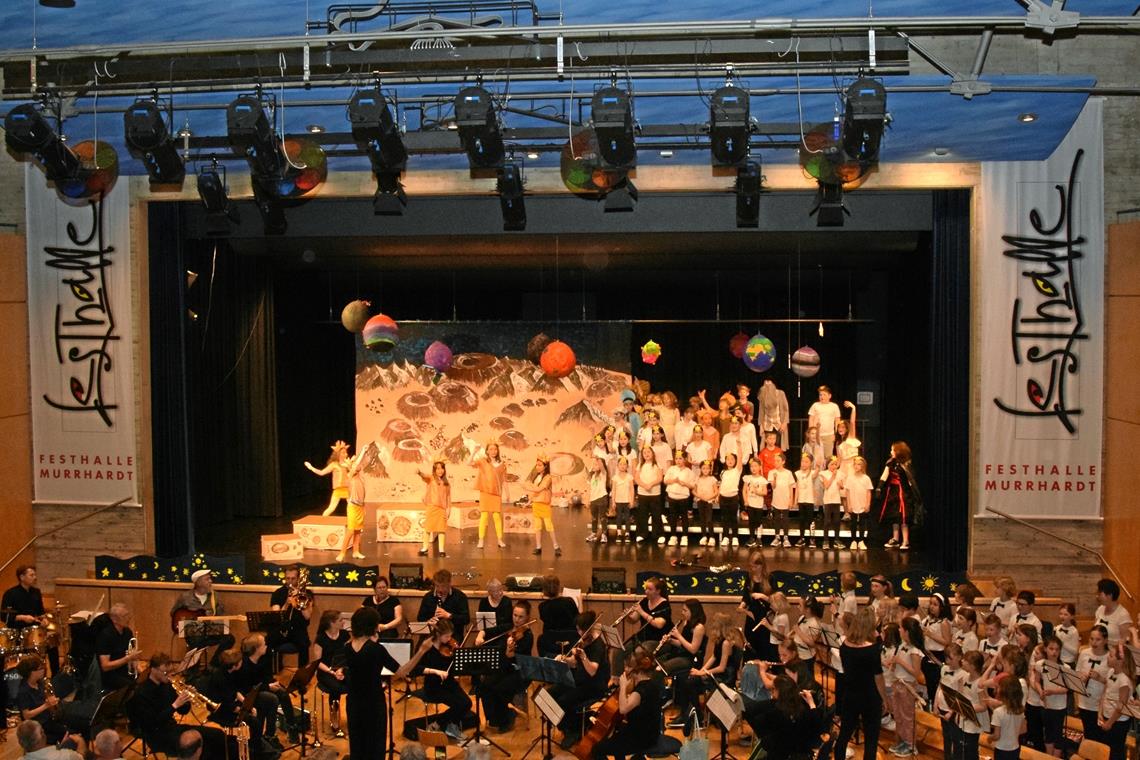 Galaktisch gutes Gesamtkunstspektakel in der Murrhardter Festhalle Die Aufführung des Kindermusicals „Leben im All“ in der Murrhardter Festhalle war ein voller Erfolg. Fotos: Elisabeth Klaper