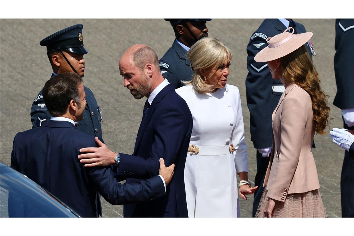 Charmant oder frech? Macron zwinkert Prinzessin Kate zu Die Aufgabe, die Macrons am Militärflughafen Norholt zu empfangen, hatten Prinz William und Prinzessin Kate übernommen.
