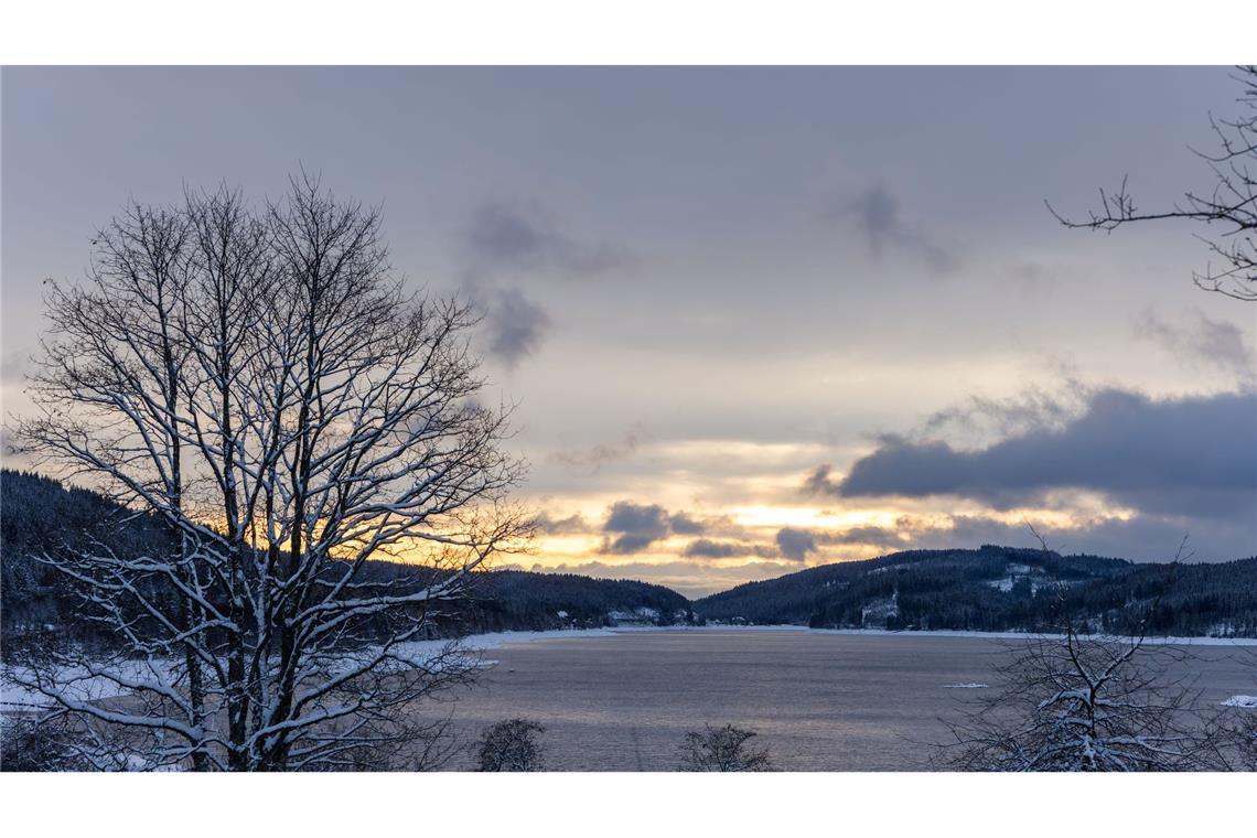 Bilder des Tages Die aufgehende Sonne beleuchtet den Himmel über dem Schluchsee in Baden-Württemberg.