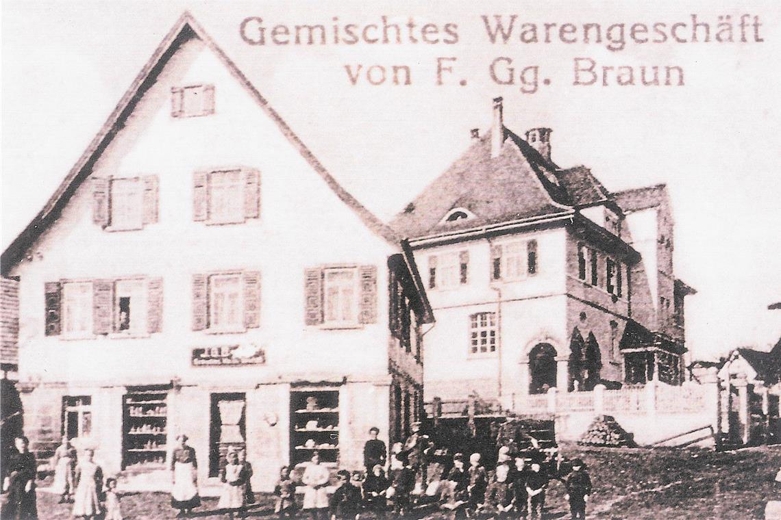 Fornsbach hat ihn geprägt und er Fornsbach Die Aufnahme aus den 1920er-Jahren zeigt das Eltern- und Geschäftshaus von Richard Braun. Den Gemischtwarenladen hatte sein Großvater Johann Georg Braun gegründet. Das Gebäude wurde am Kriegsende wie viele andere Häuser in Fornsbach völlig zerstört und später wiederaufgebaut. Foto: privat