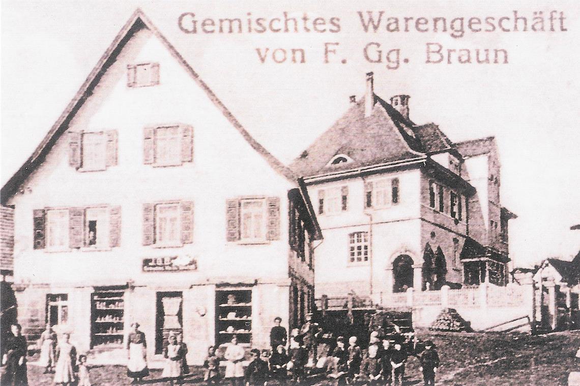 Die Aufnahme aus den 1920er-Jahren zeigt das Eltern- und Geschäftshaus von Richard Braun. Den Gemischtwarenladen hatte sein Großvater Johann Georg Braun gegründet. Das Gebäude wurde am Kriegsende wie viele andere Häuser in Fornsbach völlig zerstört und später wiederaufgebaut. Foto: privat