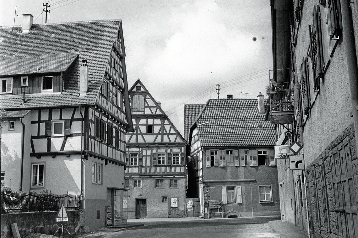Generation des Übergangs Die Aufnahme aus den 1960er-Jahren zeigt rechter Hand das Haus in der Fornsbacher Straße 3, das im Leben von Titus Simon eine wichtige Rolle gespielt hat. Heute befindet sich dort das Begegnungscafé. Fotos: Bestand Murrhardter Zeitung, Digitalisierung Andreas Kozlik/J. Fiedler (unten)