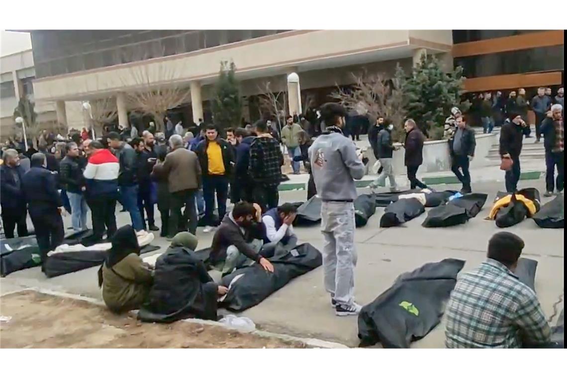 Die Aufnahme kursierte im Internet und zeigt Menschen im iranischen  Kahrizak, die zwischen dem 9. und 11. Januar versuchten, unter Duzenden von Leichen Opfer zu identifizieren.