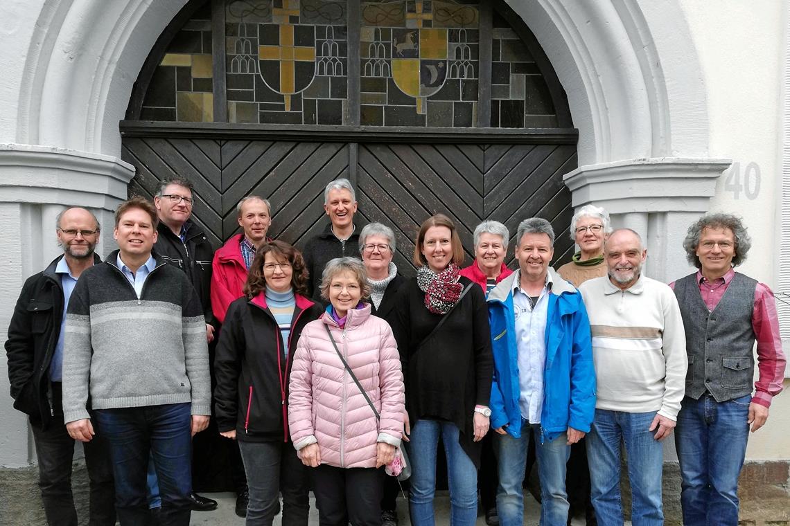 Die Aufnahme mit Pfarrer Hans Joachim Stein (hinten Mitte), Pfarrer Achim Bellmann (rechts) und den Kirchengemeinderatsmitgliedern stammt noch aus der Zeit, in der noch ganz selbstverständlich miteinander getagt werden konnte. Foto: privat