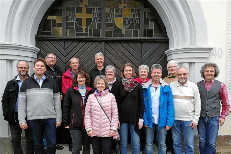 Die Aufnahme mit Pfarrer Hans Joachim Stein (hinten Mitte), Pfarrer Achim Bellmann (rechts) und den Kirchengemeinderatsmitgliedern stammt noch aus der Zeit, in der noch ganz selbstverständlich miteinander getagt werden konnte. Foto: privat