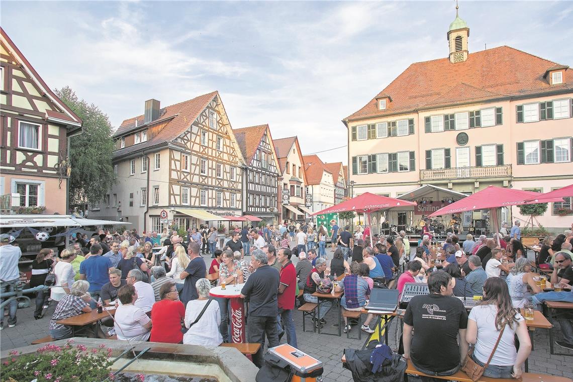 Die Aufnahme vom Murrhardter Stadtfest scheint wie aus einer anderen Zeit. Viele Vereine haben die Feierlichkeiten im Herzen der Stadt genutzt, um mit verschiedenen Angeboten wie beispielsweise Essens- und Getränkeverkauf ihre Kasse für Projekte aufzubessern. Archivfoto: J. Fiedler