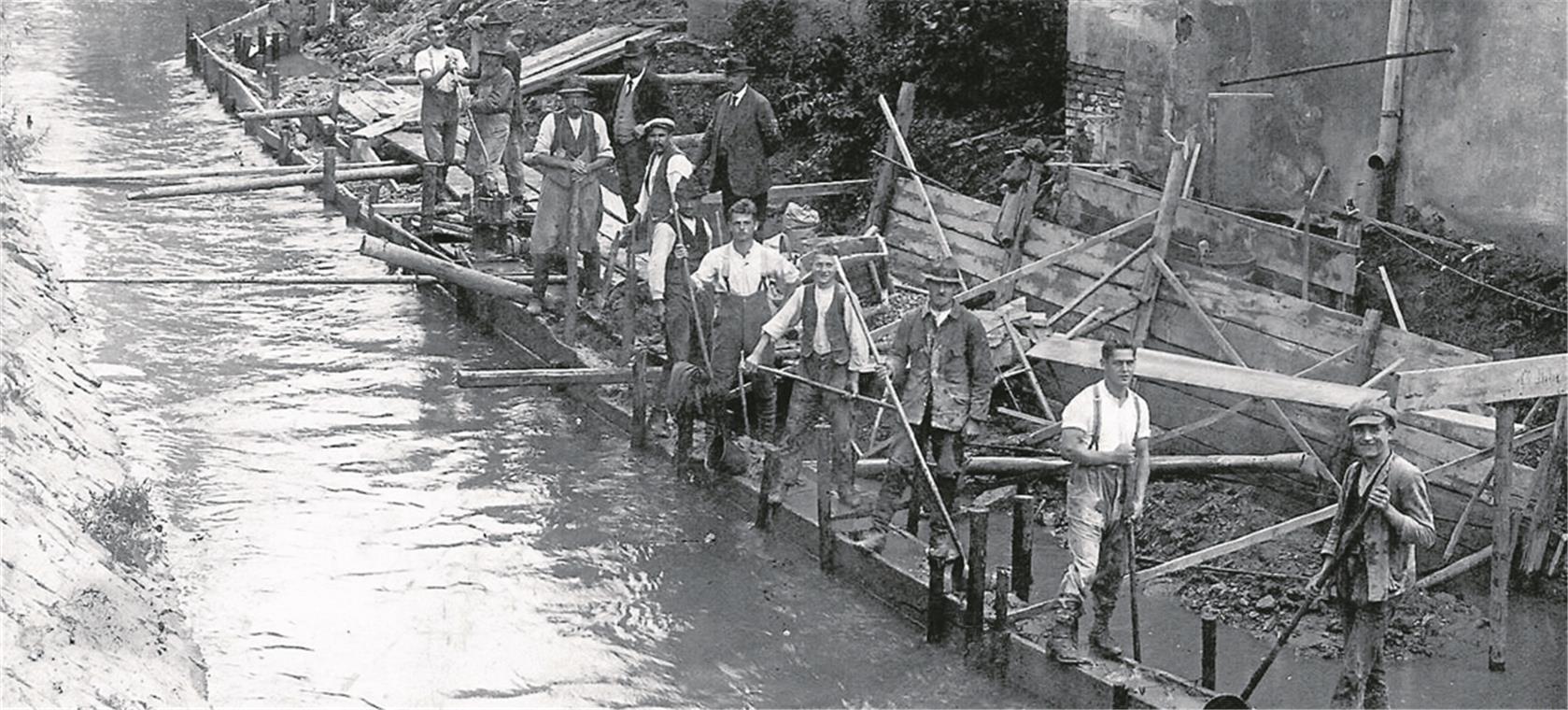 Arbeiter und Bauern waren sich nicht grün Die Aufnahme zeigt Arbeiter an der Murr um 1920, vermutlich befestigen sie das Ufer. Sie kämpften 1919 dafür, ihren politischen Einfluss in der Walterichstadt zu vergrößern, unter anderem weil ihre Versorgungslage äußerst schlecht war. Auch wenn die Gründung von Arbeiter- und Bauernräten oft in einem Zug genannt wird, standen sich die beiden Gruppierungen in Murrhardt sowie in Württemberg sehr kritisch gegenüber, wie die Geschichte zeigt. Fotos: Archiv Carl-Schweizer-Museum