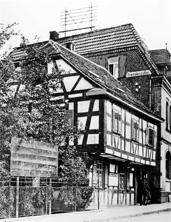 Lederfabrik als Interimsstromversorger Die Aufnahme zeigt die damalige Gaststätte Waldhorn mit einem typischen Dachständer für den Leitungszugang. Foto: Stadtarchiv Murrhardt