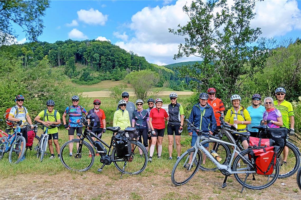 Fornsbacher Radtreff unterwegs an Lauter und Donau Die Aufnahme zeigt die Gruppe nach der Ankunft an der Großen Lauter. Foto: privat