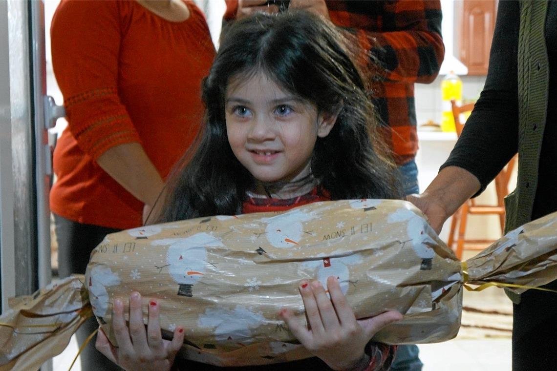 Krisen treffen die Armen besonders Die Aufnahme zeigt ein Mädchen, das bei der Aktion „Weihnachtsfreude“ ein Präsent erhalten hat. Das Projekt soll den Kindern vor allem vermitteln, dass sie wertvoll sind – unabhängig von ihrem sozialen Stand. Manche Eltern haben nicht genug Geld für Geschenke. Die Produkte werden in Bulgarien gekauft, um Transportkosten zu vermeiden und den Handel dort zu unterstützen, so der Verein. Fotos: privat