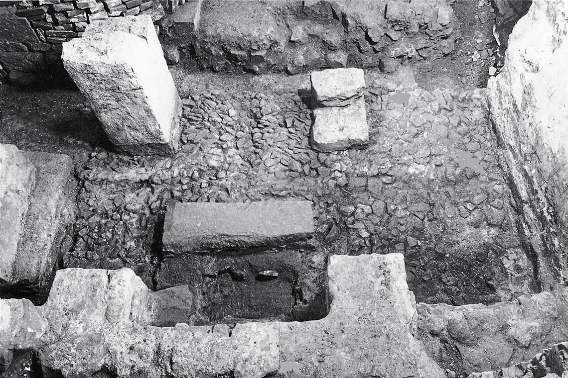 Überraschend großen Turm entdeckt Die Aufnahme zeigt Reste der Krypta. Fotos: Carl-Schweizer-Museum